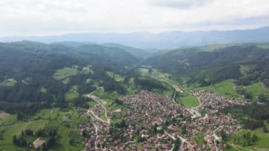 Bulgaristan 'ın Sofya Bölgesi' nin tarihi Koprivshtitsa kentinin Aerial Spring manzarası