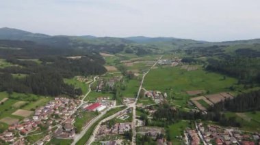 Bulgaristan 'ın Sofya Bölgesi' nin tarihi Koprivshtitsa kentinin Aerial Spring manzarası