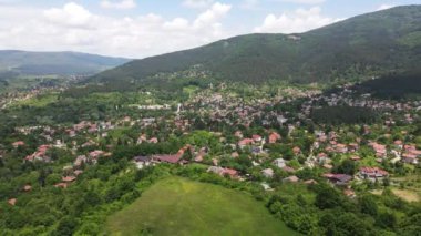 Bulgaristan 'ın Pernik bölgesindeki Rudartsi Köyü yakınlarındaki Vitosha Dağı' nın şaşırtıcı hava manzarası