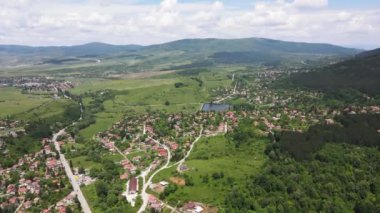 Bulgaristan 'ın Pernik bölgesindeki Rudartsi Köyü yakınlarındaki Vitosha Dağı' nın şaşırtıcı hava manzarası