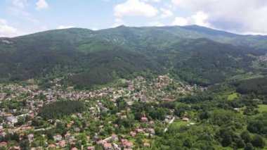 Bulgaristan 'ın Pernik bölgesindeki Rudartsi Köyü yakınlarındaki Vitosha Dağı' nın şaşırtıcı hava manzarası