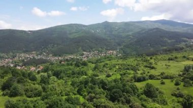 Bulgaristan 'ın Pernik bölgesindeki Rudartsi Köyü yakınlarındaki Vitosha Dağı' nın şaşırtıcı hava manzarası