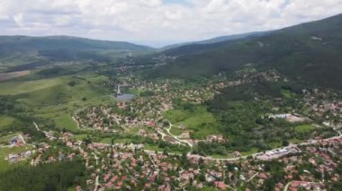 Bulgaristan 'ın Pernik bölgesindeki Rudartsi Köyü yakınlarındaki Vitosha Dağı' nın şaşırtıcı hava manzarası