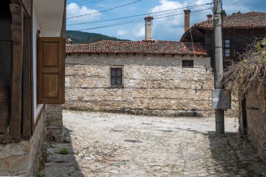 Bulgaristan 'ın Sofya Bölgesi' nin tarihi Koprivshtitsa kentindeki Tipik Sokak ve eski evler