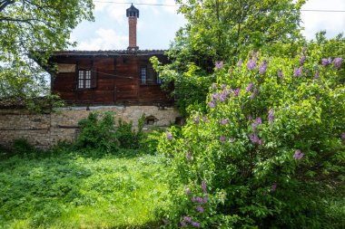 Bulgaristan 'ın Sofya Bölgesi' nin tarihi Koprivshtitsa kentindeki Tipik Sokak ve eski evler