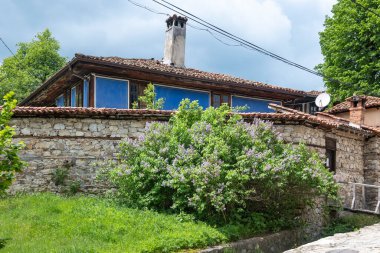 Bulgaristan 'ın Sofya Bölgesi' nin tarihi Koprivshtitsa kentindeki Tipik Sokak ve eski evler