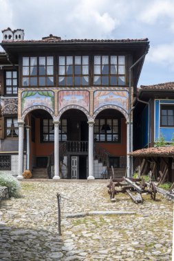 Bulgaristan 'ın Sofya Bölgesi' nin tarihi Koprivshtitsa kentindeki Tipik Sokak ve eski evler