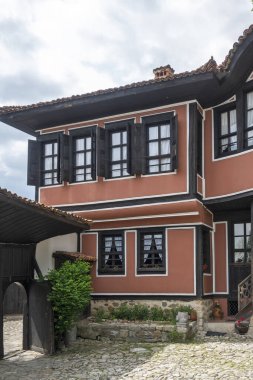 Bulgaristan 'ın Sofya Bölgesi' nin tarihi Koprivshtitsa kentindeki Tipik Sokak ve eski evler
