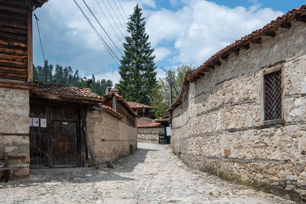Τυπική Οδός Και Παλιά Σπίτια Στην Ιστορική Πόλη Κοπρίβστιτσα Περιφέρεια — Φωτογραφία Αρχείου