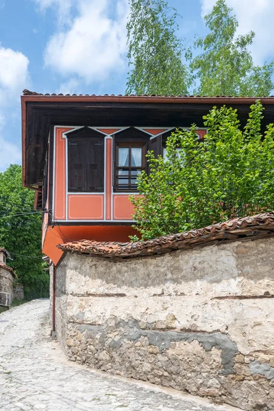 ブルガリアのソフィア地方 コプリヴィシュティツァの歴史的な町にある典型的な通りと古い家 — ストック写真