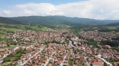 Bulgaristan 'ın Pazardzhik bölgesinin tarihi Strelcha kentinin Aerial Spring manzarası