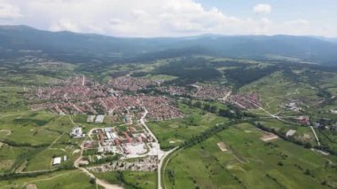 Bulgaristan 'ın Pazardzhik bölgesinin tarihi Strelcha kentinin Aerial Spring manzarası