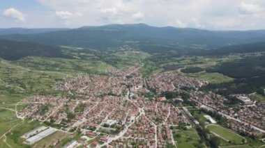 Bulgaristan 'ın Pazardzhik bölgesinin tarihi Strelcha kentinin Aerial Spring manzarası