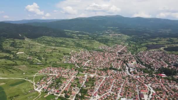 ブルガリア パザルジェク州ストレルチャの歴史的な町の空中春の景色 — ストック動画