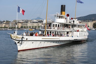 GENEVA, SWitzERLAND - 17 Haziran 2023: İsviçre 'nin Cenevre kenti Embank' inin şaşırtıcı panoramik manzarası