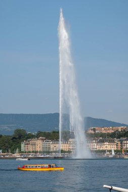 GENEVA, SWitzERLAND - 17 Haziran 2023: İsviçre 'nin Cenevre kenti Embank' inin şaşırtıcı panoramik manzarası