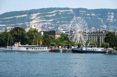 GENEVA, SWitzERLAND - 17 Haziran 2023: İsviçre 'nin Cenevre kenti Embank' inin şaşırtıcı panoramik manzarası