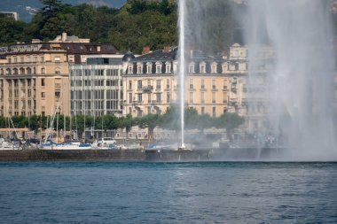 GENEVA, SWitzERLAND - 17 Haziran 2023: İsviçre 'nin Cenevre kenti Embank' inin şaşırtıcı panoramik manzarası