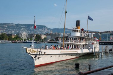 GENEVA, SWitzERLAND - 17 Haziran 2023: İsviçre 'nin Cenevre kenti Embank' inin şaşırtıcı panoramik manzarası