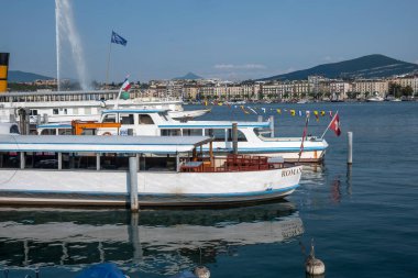 GENEVA, SWitzERLAND - 17 Haziran 2023: İsviçre 'nin Cenevre kenti Embank' inin şaşırtıcı panoramik manzarası