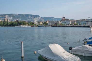 GENEVA, SWitzERLAND - 17 Haziran 2023: İsviçre 'nin Cenevre kenti Embank' inin şaşırtıcı panoramik manzarası
