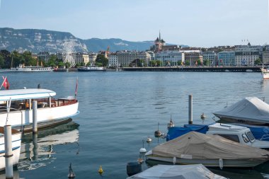 GENEVA, SWitzERLAND - 17 Haziran 2023: İsviçre 'nin Cenevre kenti Embank' inin şaşırtıcı panoramik manzarası