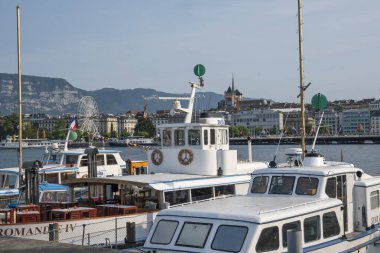 GENEVA, SWitzERLAND - 17 Haziran 2023: İsviçre 'nin Cenevre kenti Embank' inin şaşırtıcı panoramik manzarası
