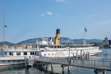 GENEVA, SWitzERLAND - 17 Haziran 2023: İsviçre 'nin Cenevre kenti Embank' inin şaşırtıcı panoramik manzarası