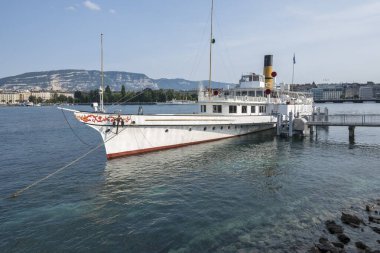 GENEVA, SWitzERLAND - 17 Haziran 2023: İsviçre 'nin Cenevre kenti Embank' inin şaşırtıcı panoramik manzarası