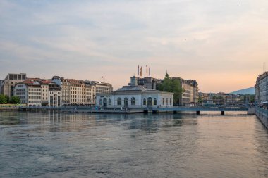 GENEVA, SWitzERLAND - 17 Haziran 2023: İsviçre 'nin Cenevre kentinin şaşırtıcı Sunset Manzarası