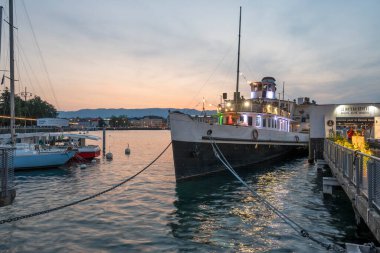 GENEVA, SWitzERLAND - 17 Haziran 2023: İsviçre 'nin Cenevre kentinin şaşırtıcı Sunset Manzarası