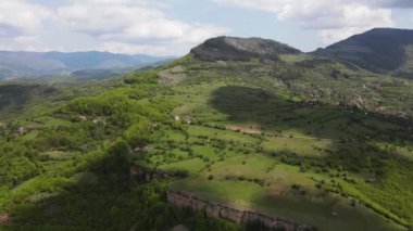 Bulgaristan 'ın Balkan Dağları' nın Bov köyü yakınlarındaki İskar boğazının şaşırtıcı hava manzarası