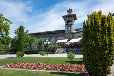 LAUSANNE, SWitzERLAND - 18 Haziran 2023: Tipik Lozan şehri, Vaud Kantonu, İsviçre