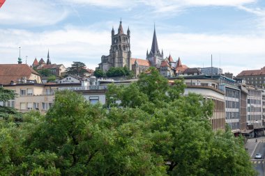 LAUSANNE, SWitzERLAND - 18 Haziran 2023: Tipik Lozan şehri, Vaud Kantonu, İsviçre