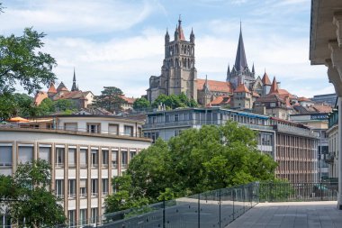 LAUSANNE, SWitzERLAND - 18 Haziran 2023: Tipik Lozan şehri, Vaud Kantonu, İsviçre