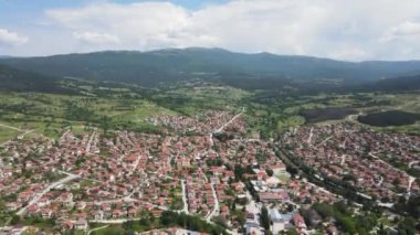 Bulgaristan 'ın Pazardzhik bölgesinin tarihi Strelcha kentinin Aerial Spring manzarası