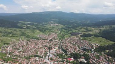 Bulgaristan 'ın Pazardzhik bölgesinin tarihi Strelcha kentinin Aerial Spring manzarası