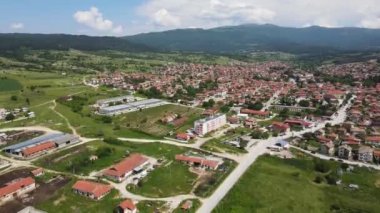 Bulgaristan 'ın Pazardzhik bölgesinin tarihi Strelcha kentinin Aerial Spring manzarası