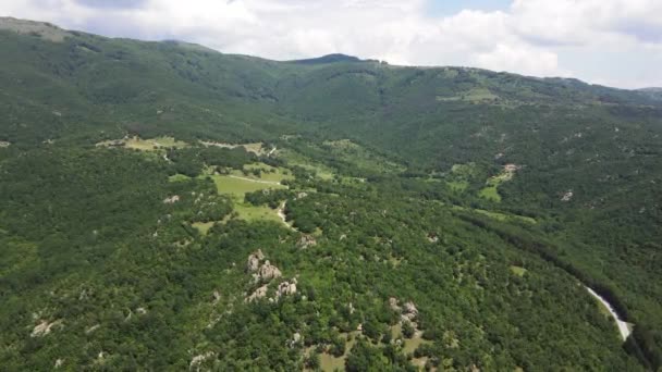 保加利亚Pazardzhik区Strelcha镇附近古代色雷斯人保护区Skumsale的空中景观 — 图库视频影像