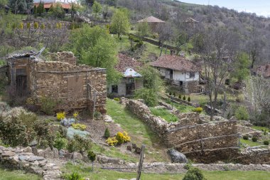 Bulgaristan 'ın Blagoevgrad Bölgesi, Ograzhden Dağı' ndaki Dolene Köyü Panoraması