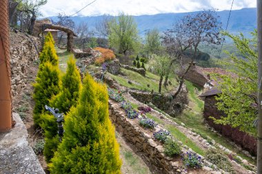 Bulgaristan 'ın Blagoevgrad Bölgesi, Ograzhden Dağı' ndaki Dolene Köyü Panoraması