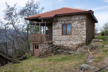 Bulgaristan 'ın Blagoevgrad Bölgesi, Ograzhden Dağı' ndaki Dolene Köyü Panoraması
