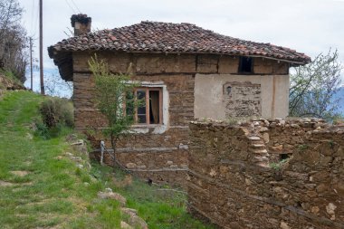 Bulgaristan 'ın Blagoevgrad Bölgesi, Ograzhden Dağı' ndaki Dolene Köyü Panoraması