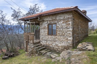 Bulgaristan 'ın Blagoevgrad Bölgesi, Ograzhden Dağı' ndaki Dolene Köyü Panoraması