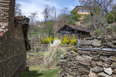 Bulgaristan 'ın Blagoevgrad Bölgesi, Ograzhden Dağı' ndaki Dolene Köyü Panoraması