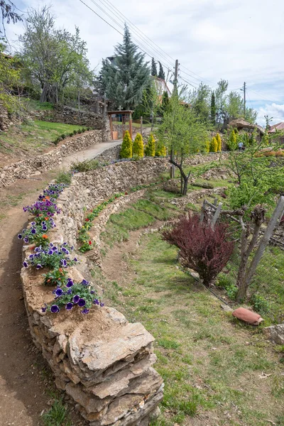 Bulgaristan 'ın Blagoevgrad Bölgesi, Ograzhden Dağı' ndaki Dolene Köyü Panoraması