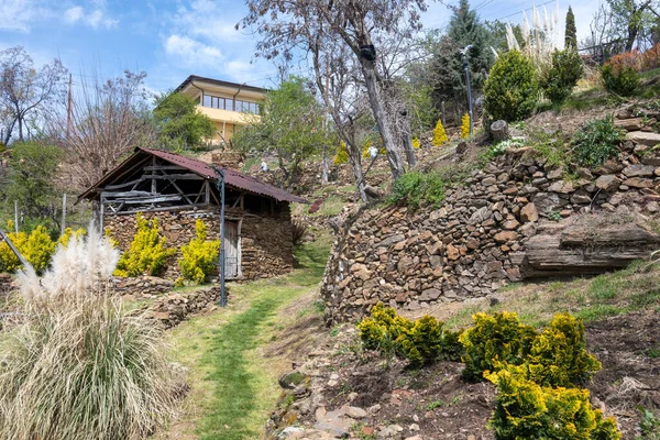 Bulgaristan 'ın Blagoevgrad Bölgesi, Ograzhden Dağı' ndaki Dolene Köyü Panoraması