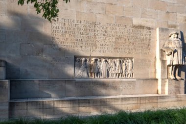 GENEVA, SWitzERLAND - 18 Haziran 2023: İsviçre 'nin Cenevre kentindeki Reform Duvarı Anıtı' nın günbatımı