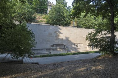 GENEVA, SWitzERLAND - 18 Haziran 2023: İsviçre 'nin Cenevre kentindeki Reform Duvarı Anıtı' nın günbatımı