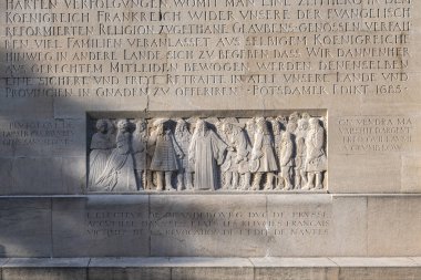 GENEVA, SWitzERLAND - 18 Haziran 2023: İsviçre 'nin Cenevre kentindeki Reform Duvarı Anıtı' nın günbatımı